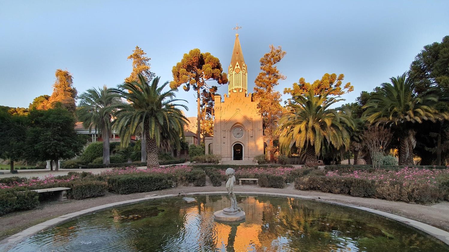 Visita guiada pela Vinícola Santa Rita, ganhadora por 10 vezes consecutivas do título de Adega do Ano. Uma mistura de vinho, história e paisagens.